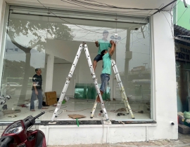 Thi công kính cường lực cho shop thời trang tại Quận 3