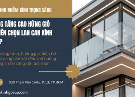 Ban công nhà phố nhiều gió nên làm lan can kính kiểu nào?
