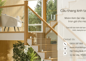 Cầu thang kính tay vịn gỗ - sự kết hợp giữa cổ điển và hiện đại