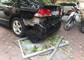 Cửa kính nhà chung cư rơi trúng ô tô, nhiều người may mắn thoát nạn