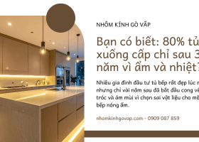 Tủ bếp gỗ đẹp, nhưng nhôm kính mới là lựa chọn tiết kiệm