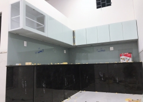 Tủ bếp nhôm kính giả gỗ đẹp - Nhôm Kính Gò Vấp